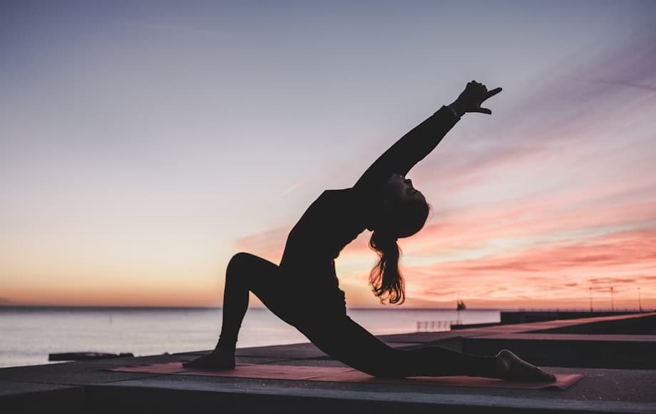 Le yoga dans les années 80 : comment une décennie a transformé la pratique pour toujours